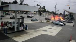 【现场】6死8伤！洛杉矶爆惨烈车祸 女子高速闯红灯致多车起火