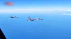解放军空军成体系实施岛屿进攻作战演练 轰炸机双向穿越台海