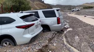 车轮深陷泥石 道路变溪流 加州死亡谷罕见暴雨后一片狼藉
