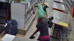 【监控】洗衣房抢劫遭阻 嫌犯锤子狂砸店员头身