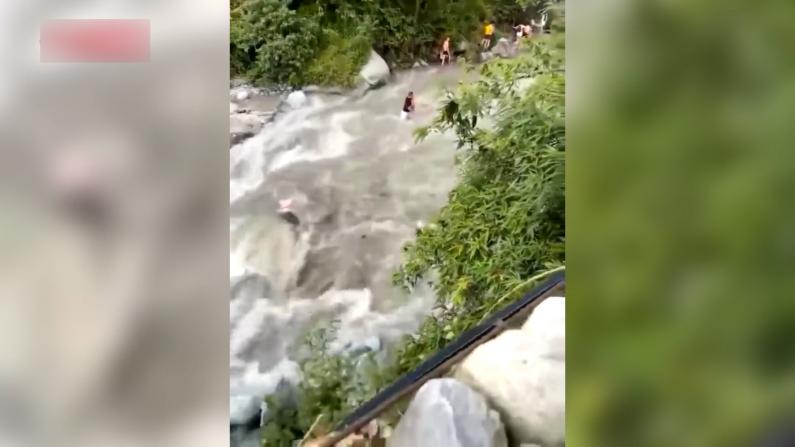 四川彭州山洪灾害已致4死9伤 目击者：几十秒冲走下游人群