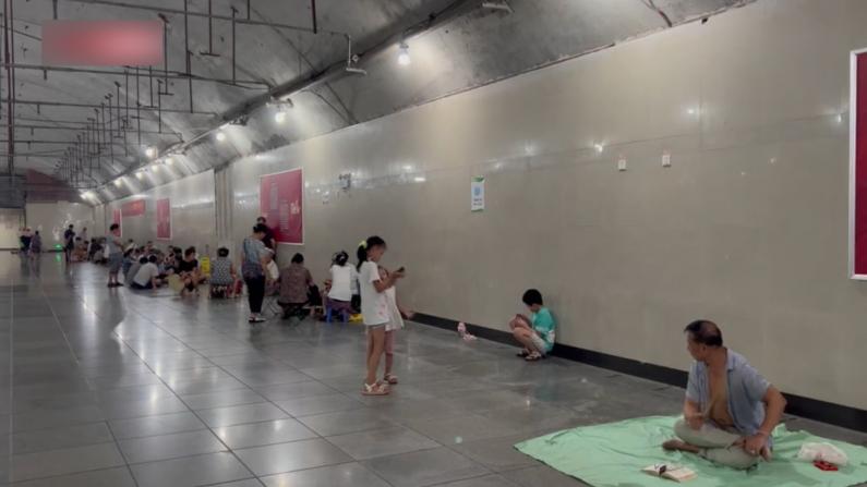 45℃高温！重庆市民在防空洞、地铁站、景区纳凉