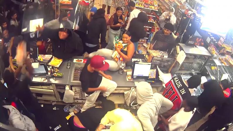 【现场】抢劫派对！数十人蜂拥洗劫洛杉矶便利店 还有人围观拍摄