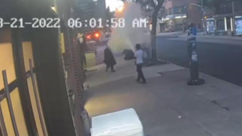 【监控】纽约犹太裔路人连遭灭火器喷脸 NYPD追查仇恨攻击案