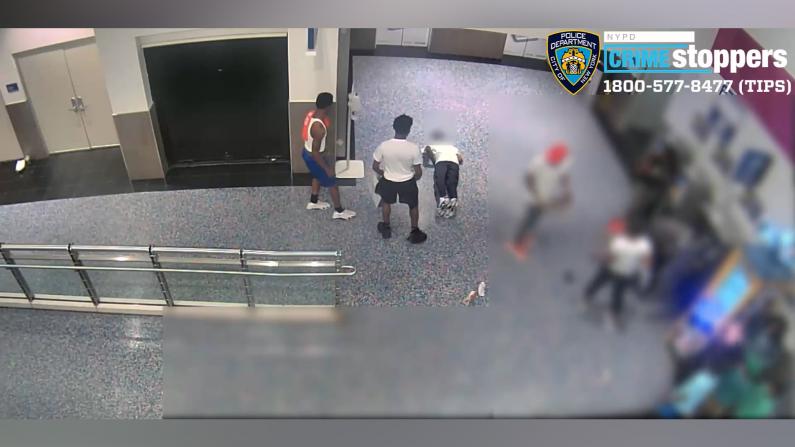 【监控】惊呆！一拳将人打晕在地 NYPD寻购物中心暴力男