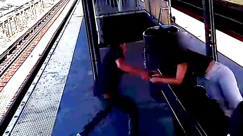【监控】细思极恐 嫌犯跟踪年轻女性地铁站抢手机