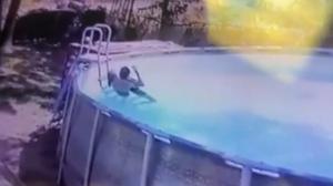 英雄！ 监控记录10岁男孩飞身入泳池救母亲一命