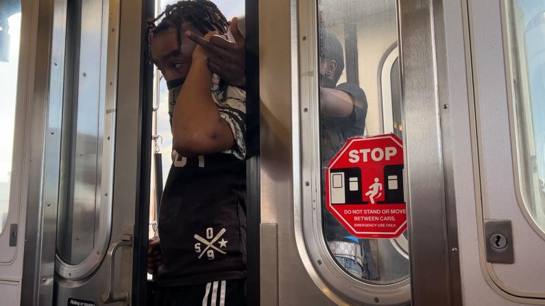 【亲历】两非裔男子纽约地铁“冲浪” 记者拍摄被言语挑衅