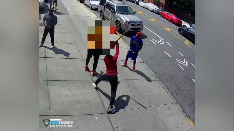【监控】一言不合棒球棍揍人 NYPD追捕三暴徒