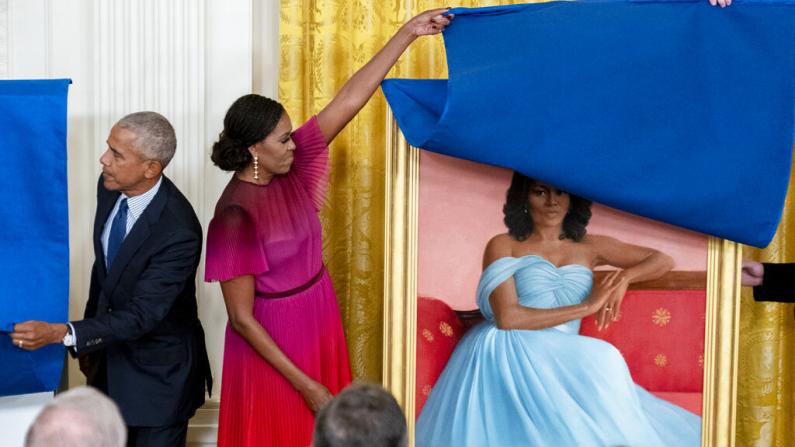 奥巴马夫妇白宫肖像揭幕 米歇尔再强调权力和平过渡