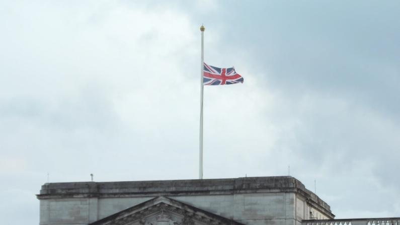 【现场】白金汉宫降下半旗 悼念英女王伊丽莎白二世去世