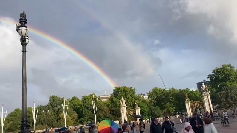 【现场】伦敦白金汉宫外上空出现双彩虹