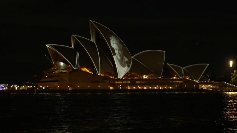 【现场】悉尼歌剧院投影伊丽莎白二世照片 悼念女王去世