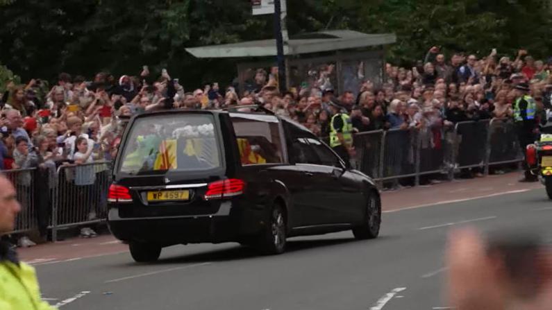 【现场】女王灵柩与运往爱丁堡 大批民众沿路哀悼、投掷鲜花