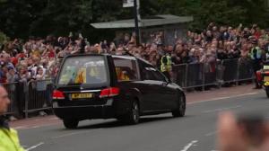 【现场】女王灵柩与运往爱丁堡 大批民众沿路哀悼、投掷鲜花
