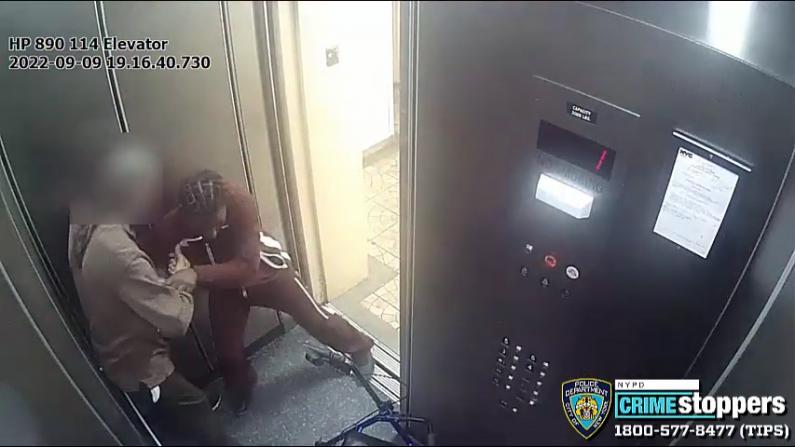 【监控】纽约公寓楼内发生劫案 嫌犯尾随老人进电梯持刀抢钱