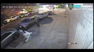 【监控】纽约皇后区爆街头劫案 66岁男子突遭两人撂倒在地围抢