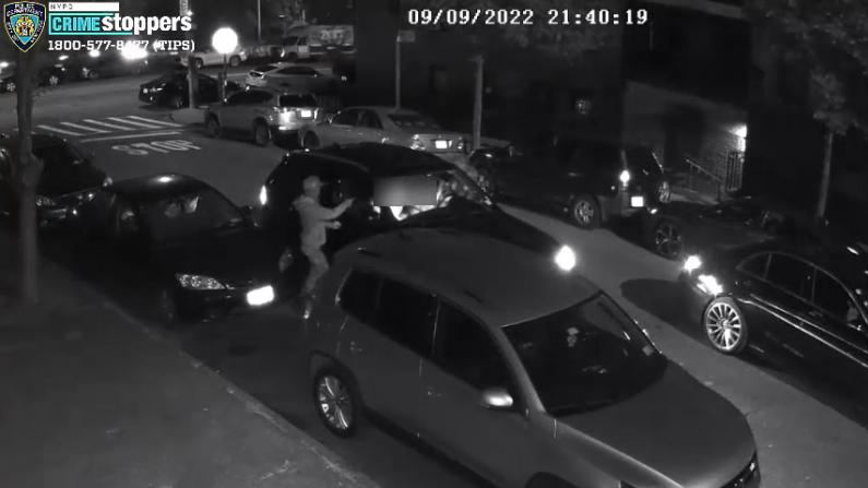【监控】纽约两男坐车内 突然一辆奔驰停下跳出2人持枪抢劫