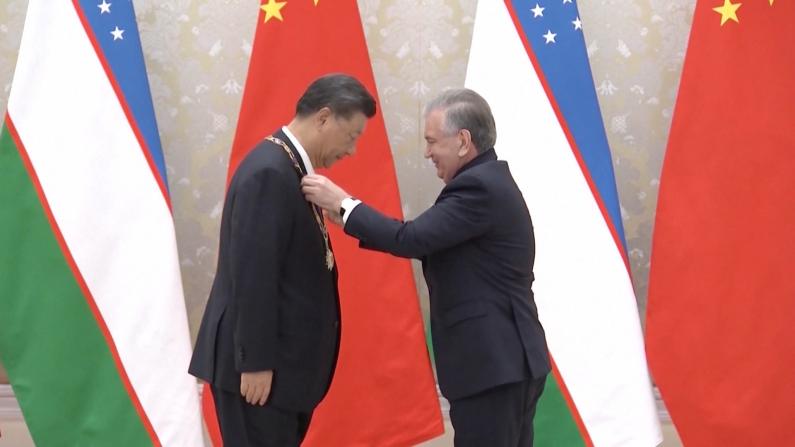 习近平接受乌兹别克斯坦总统授予“最高友谊”勋章