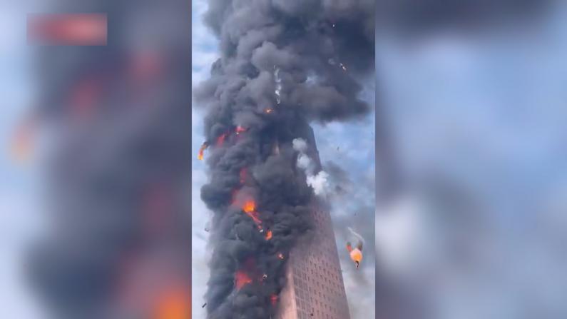 【现场】长沙中国电信大楼发生火灾 数十层楼体剧烈燃烧