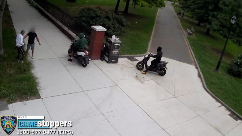 【监控】纽约男子正逛公园 突然迎面骑来3人掏枪拦路抢劫