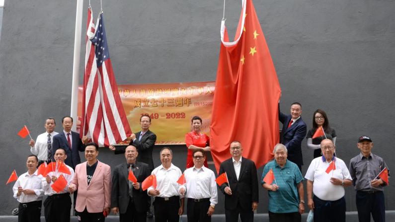 中国城升五星红旗 洛杉矶侨界庆祝中国国庆