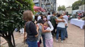【现场】墨西哥西部发生7.5级地震 首都民众惊恐街头相拥安慰
