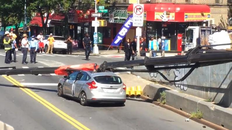 【现场】天降横祸！纽约工地大吊车倒塌 过路小轿车被砸扁