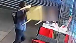 【监控】男子纽约曼哈顿餐椅砸人 劫走受害者手机就溜