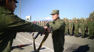【现场】俄罗斯远东地区新应征入伍士兵配发枪支