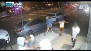 男子纽约街头遭2人抢劫夺走$3.5万手表 3名朋友四散而逃