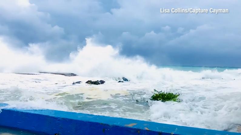 飓风“伊恩”再升级 古巴迎狂风暴雨 坦帕民众排队攒沙袋