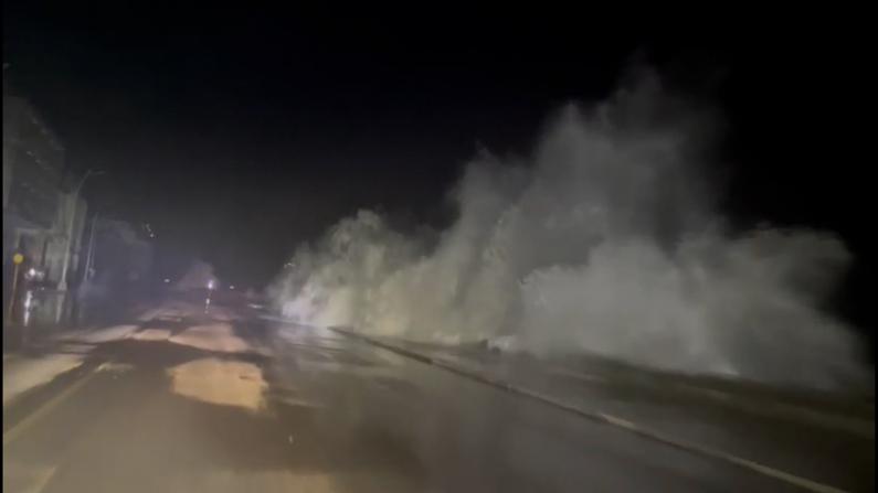 “伊恩”升为4级飓风 古巴全国大停电 海水倒灌淹没公路