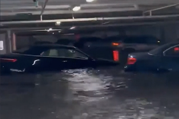 【现场】飓风“伊恩”来袭 佛州南岸停车库被大水淹没