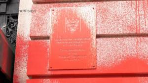 俄罗斯驻纽约领馆遭人泼漆 外墙铁门一片血红