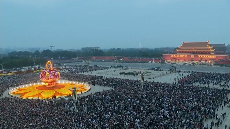 21.8万人清晨齐聚北京 观看十一升旗仪式