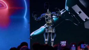 特斯拉人型机器人惊艳亮相 挥手跳舞接受现场观众欢呼