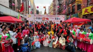 纽约百余民众冒雨庆十一 第20届中国日文化节大游行成功举办