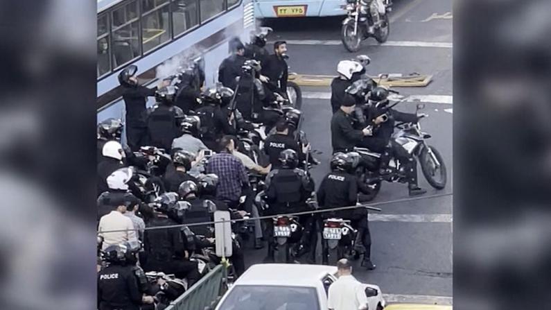 伊朗警察朝抗议发射胡椒弹 现场“砰砰”乱响引发交通混乱