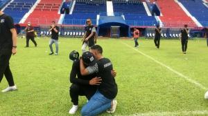 印尼球迷悼念体育场骚乱死者：抱头痛哭 泪流不止
