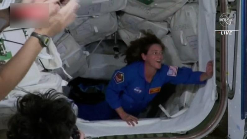 俄宇航员20年来首乘美飞船 已抵达国际空间站