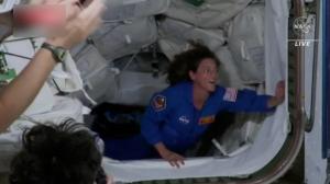 俄宇航员20年来首乘美飞船 已抵达国际空间站