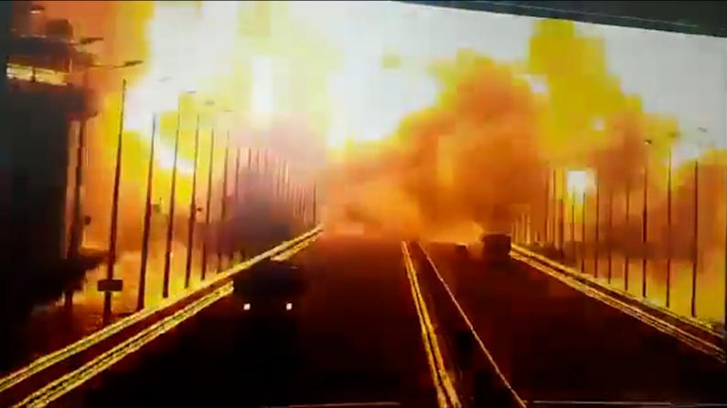 【现场】克里米亚大桥爆炸瞬间曝光 火光冲天画面惊人