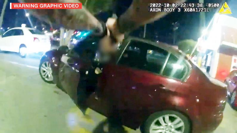 【执法录像】17岁少年停车吃汉堡 得州警方竟对他…