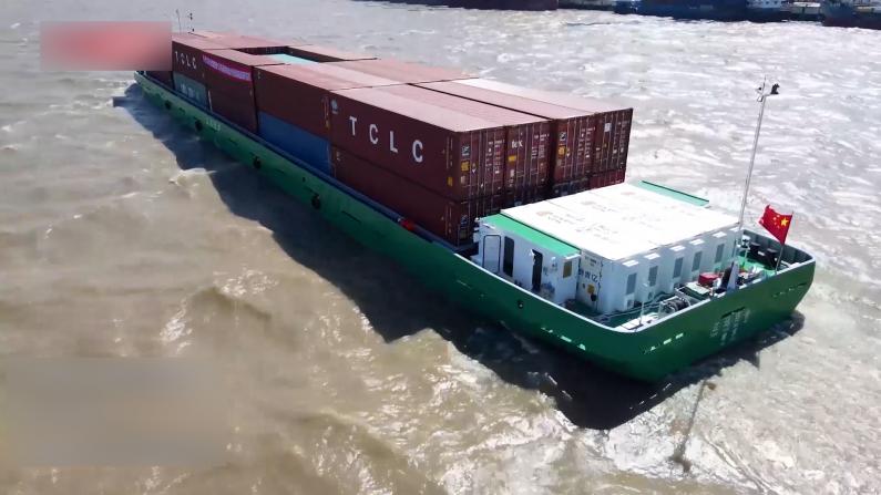 全国首艘120标箱纯电动内河集装箱船在江苏太仓首航