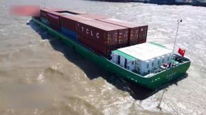 全国首艘120标箱纯电动内河集装箱船在江苏太仓首航