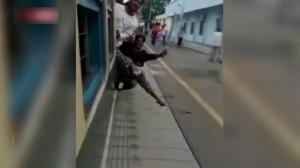 惊人！印度学生火车上挥舞砍刀表演特技