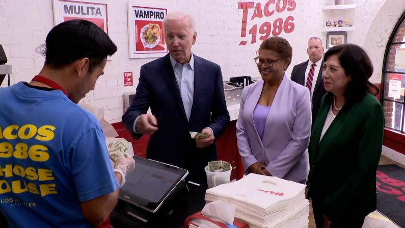 拜登访问洛杉矶点Taco外卖 慷慨为下一位顾客买单