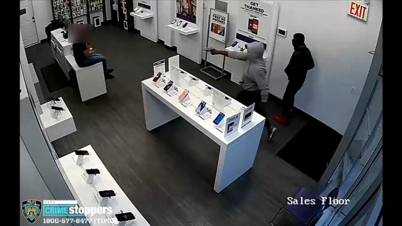 【监控】两男持枪劫纽约T-Mobile门店