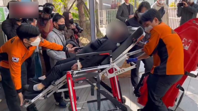 韩国踩踏遇难者家属过度悲痛被抬上担架